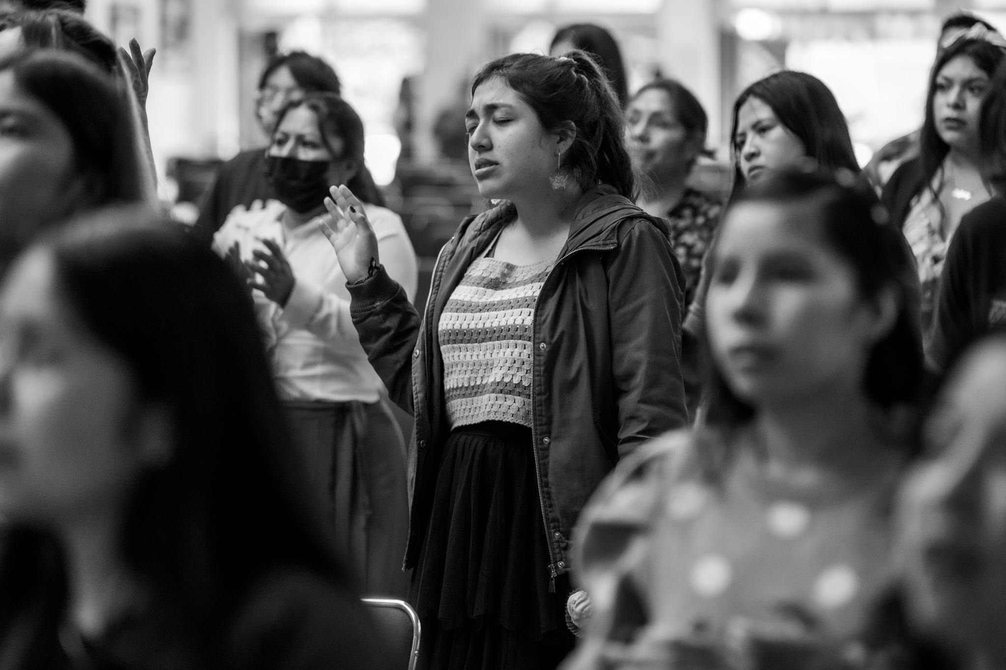 Black and white image of women praying at a religious gathering in Ciudad de México.